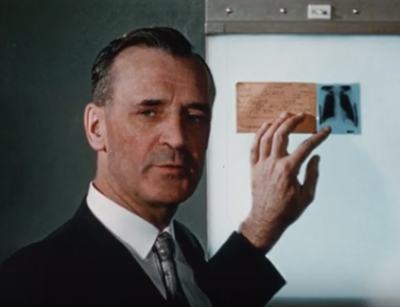 un médecin montre une radiographie des poumons