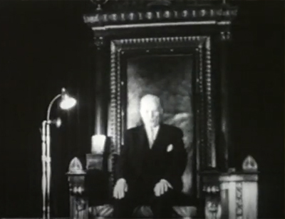 un homme politique est assis sur un grand trône